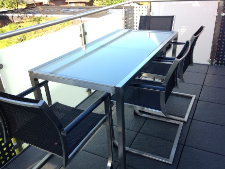 Edelstahltisch mit Glasplatte Edelstahltisch mit Glasplatte